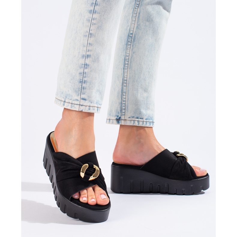 Schwarze Sandaletten mit hohem Keilabsatz von Shelovet 1