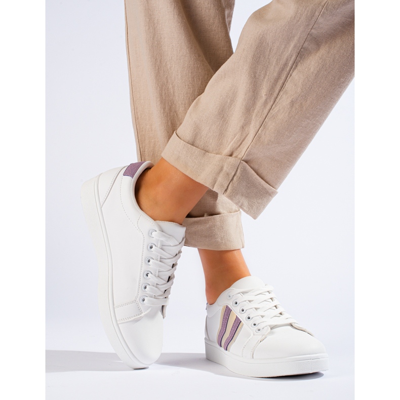 Weiße klassische Sportschuhe von Shelovet 2