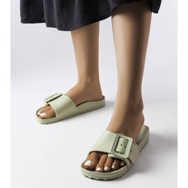 Grüne Gummipantoffeln mit Schnalle von Nelm 1