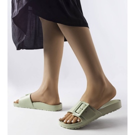 Grüne Gummipantoffeln mit Schnalle von Nelm 2