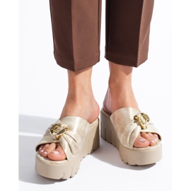 Goldene Damen-Slipper von Shelovet mit Keilabsatz 1