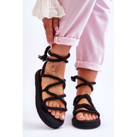 Gebundene Sandalen auf einer klobigen Plateausohle. Schwarz kann es kaum erwarten 1