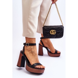 Ledersandalen auf einer klobigen schwarzen Marina-Plattform 2