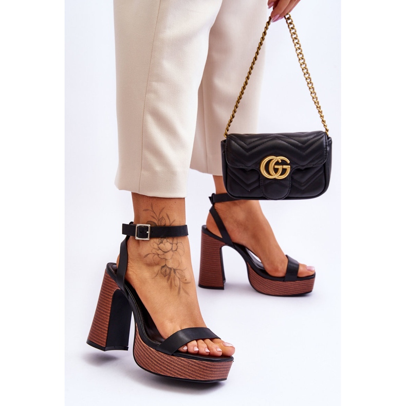 Ledersandalen auf einer klobigen schwarzen Marina-Plattform 2