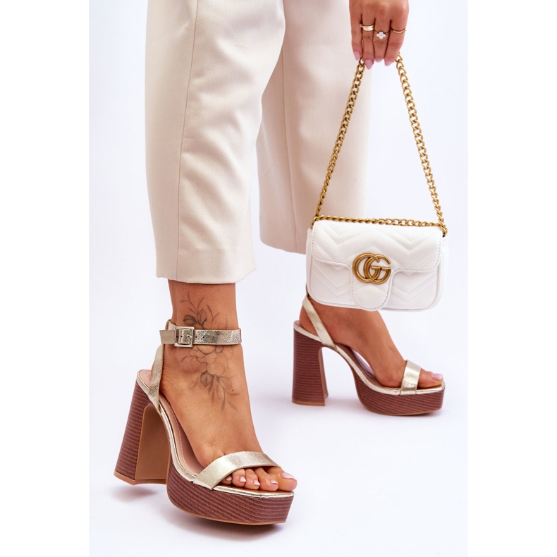 Ledersandalen auf einer riesigen goldenen Marina-Plattform 2