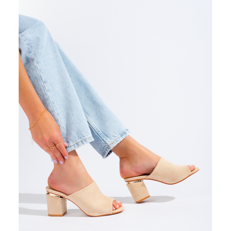 Beigefarbene Vinceza-Pantoletten am Pfosten 1