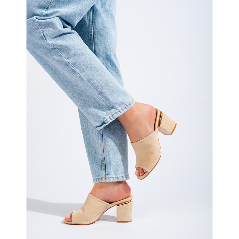 Beigefarbene Vinceza-Pantoletten am Pfosten 2