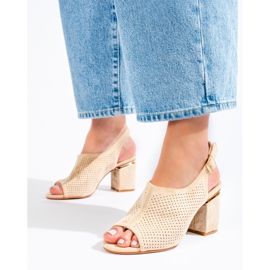 Beige Wildleder-Sandalen mit hohen Absätzen von Vinceza 2