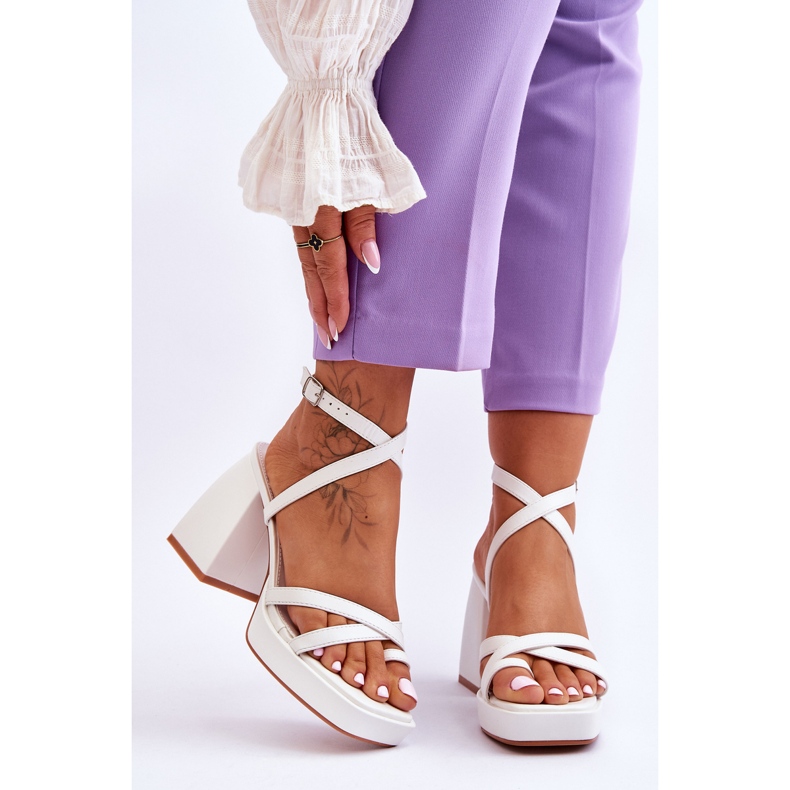 FS1 Modische weiße Secret Rose High Heels und Plateausandalen 1