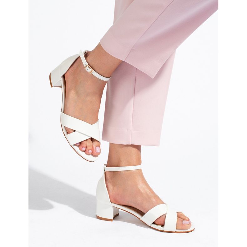 Weiße, elegante Sandalen mit niedrigem Absatz von Shelovet 1