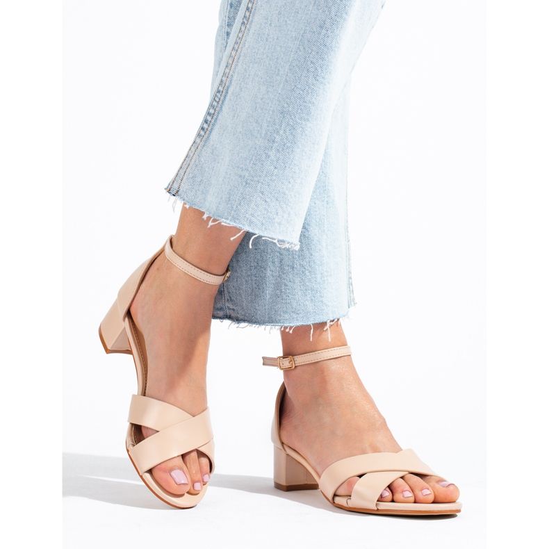 Beigefarbene, elegante Sandalen mit niedrigem Absatz von Shelovet 2