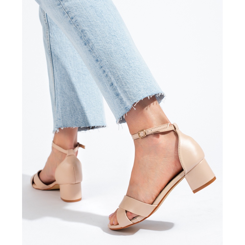 Beigefarbene, elegante Sandalen mit niedrigem Absatz von Shelovet 1