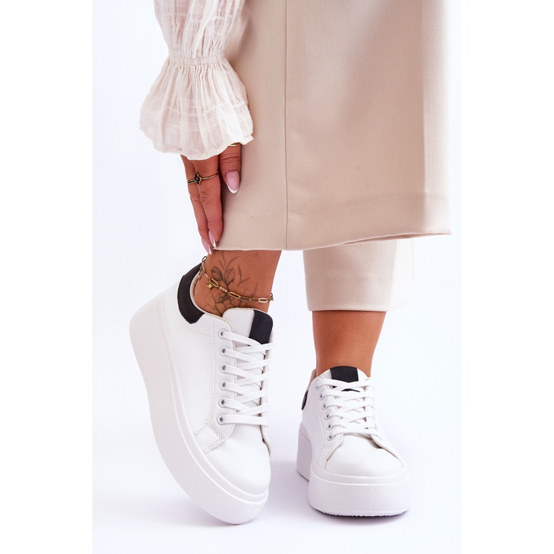 Sportschuhe auf einer riesigen Plattform in Weiß und Schwarz von Boneti 1