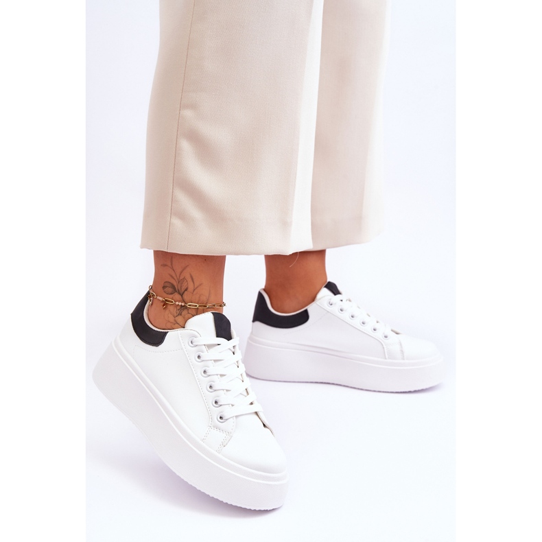 Sportschuhe auf einer riesigen Plattform in Weiß und Schwarz von Boneti 2