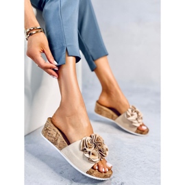 BM Keilsandaletten mit Blumen von Peluso Beige 1