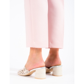 Beige durchbrochene Pantoletten am Pfosten von Shelovet 1