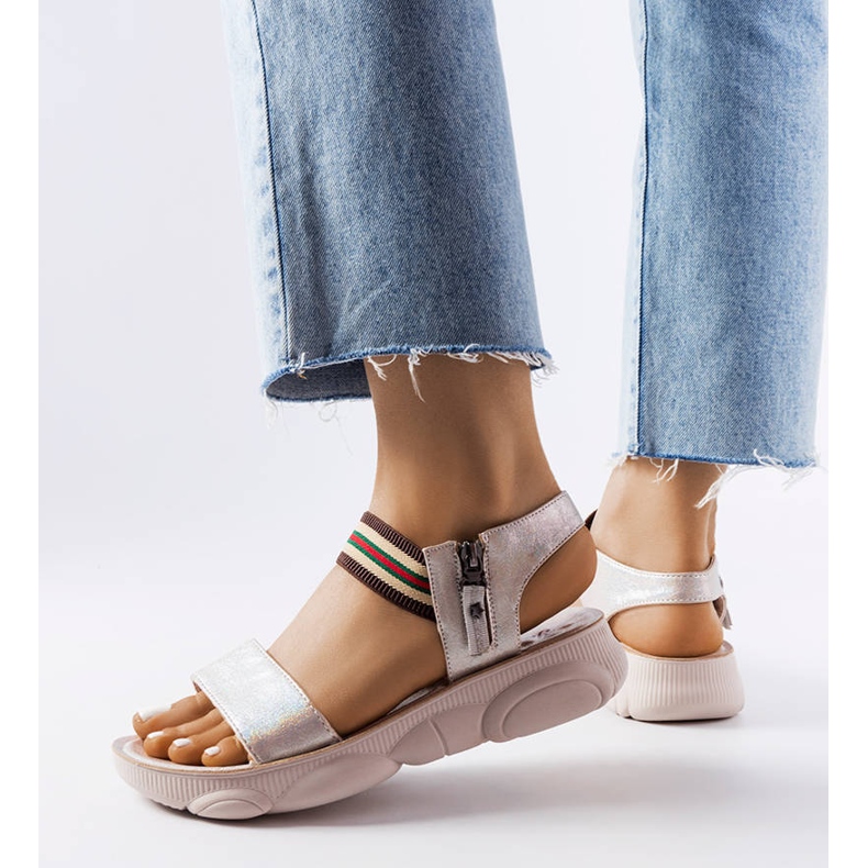 Beigefarbene Sportsandalen in Metallic-Optik von Parsip 1