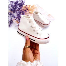 Hoch weiße Turnschuhe der Kinder 1