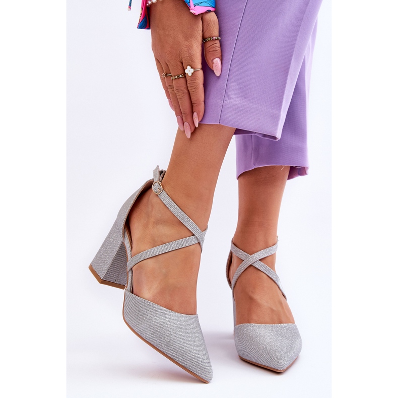 Modische glänzende Pumps auf einem silbernen Galaxy-Absatz silber- 1